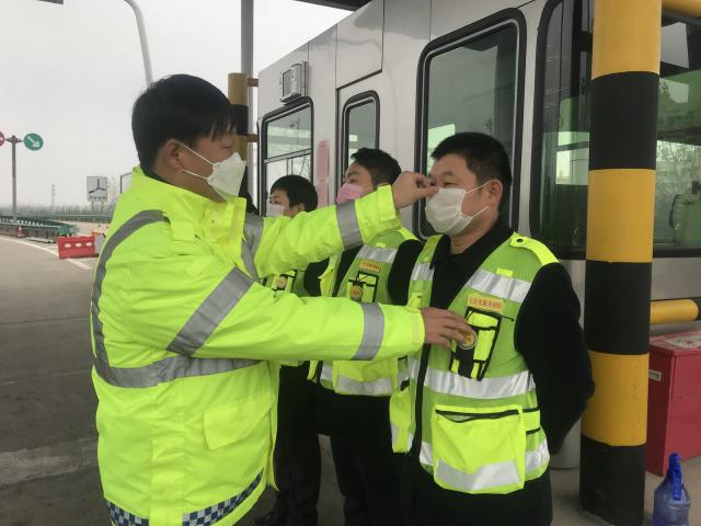 戰(zhàn)“疫”一線(xiàn)的實(shí)干黨員 界阜蚌公司 田野 (2).jpg