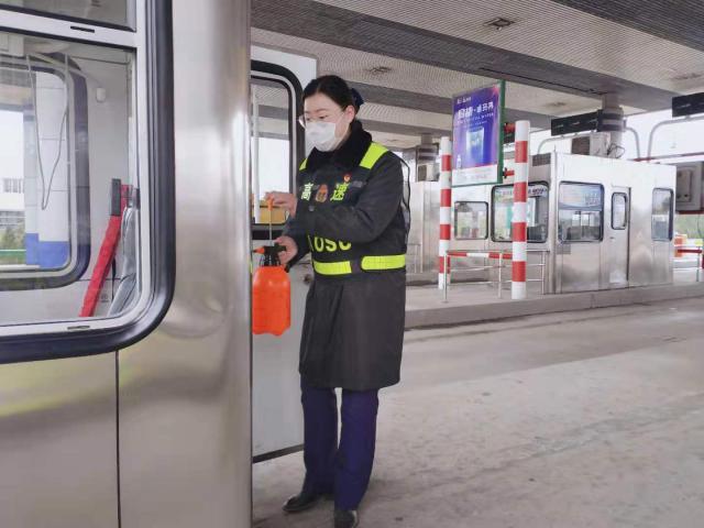 淮南西站的凡文欣，作為一名“90后”團(tuán)干部，始終堅(jiān)守一線(xiàn)戰(zhàn)疫情.jpg