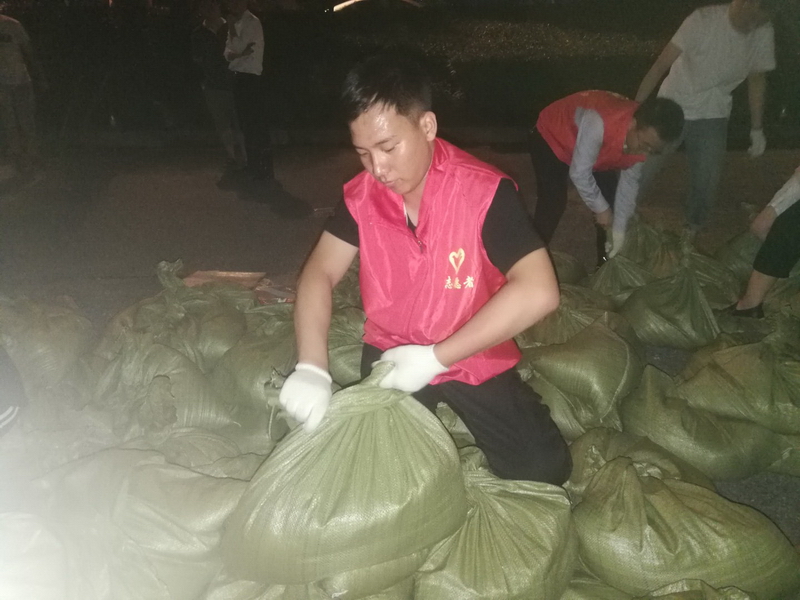 1595899704140541.jpg 高速地產(chǎn)“抗洪救災(zāi)志愿小隊”青年支援街道防汛工作_調(diào)整大小.jpg